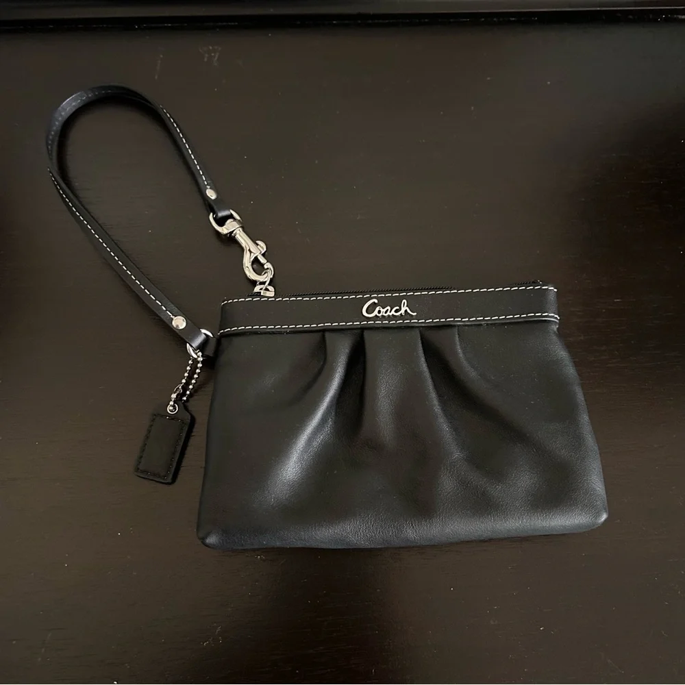 COACH Leather Wristlet Small Clutch Pleated Detachable Strap Zipper Black new